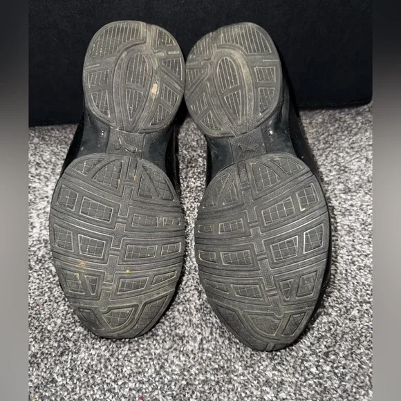 Like New Puma Black and White Logo Sneakers - Picture 3 of 5